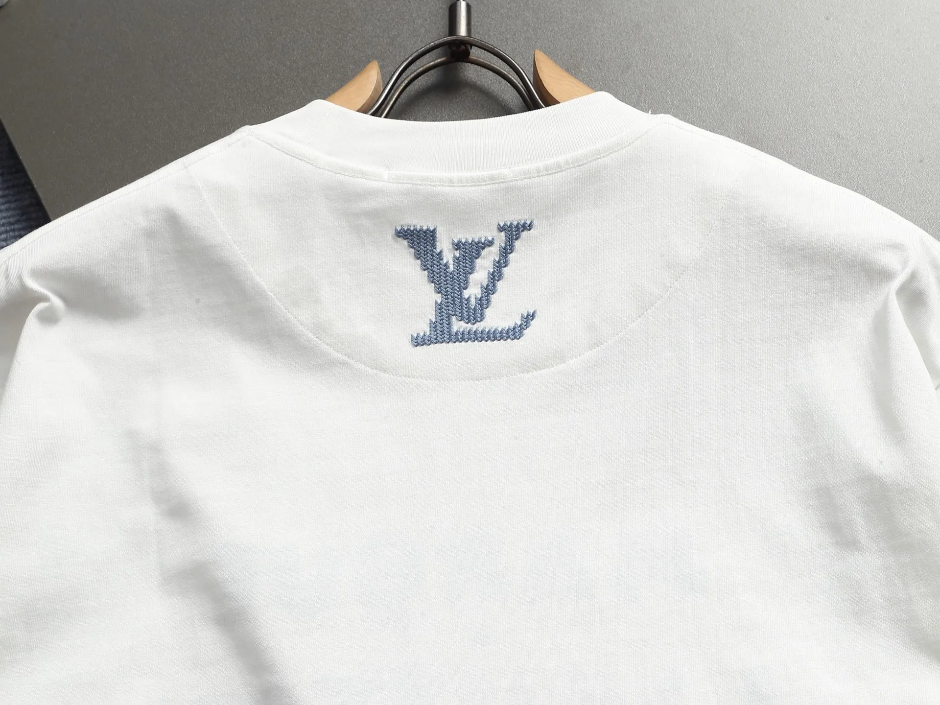 🅿️190 Louis Vuitton/Louis Vuitton English embroidery craftsmanship The large logo is exquisitely upgraded, inspired by the retro embroidery of the 1980s Original fabric Official same style Short-sleeved T-shirt 320g Same vat dyed fabric Very comfortable to the touch The latest brick cabinet synchronization for spring and summer Fashionable and individual Size: S M L XL